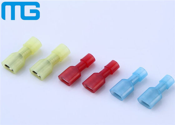 Chine Disconnector en nylon femelle isolé avec l'étain laiton-plaqué, disponible dans le divers certificat de la CE de couleurs fournisseur